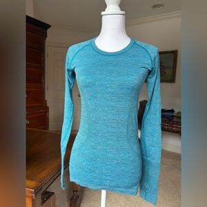 Lululemon Swiftly Tech Long Sleeve Crew
Indian Ocean / Black size 6